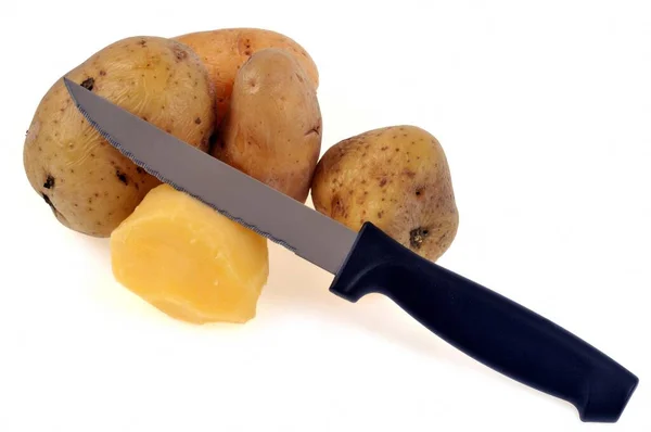 Patate Cotte Acqua Con Coltello Primo Piano Fondo Bianco — Foto Stock