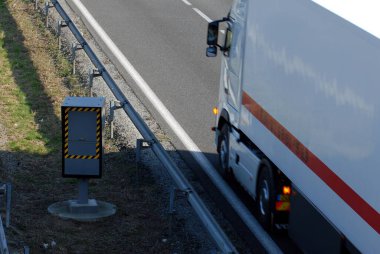 Brittany 'deki Ploeren' de trafik kontrol radarı var. 