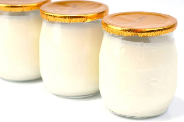 Einfache Joghurts Glas Nahaufnahme Auf Weißem Hintergrund — Stockfoto