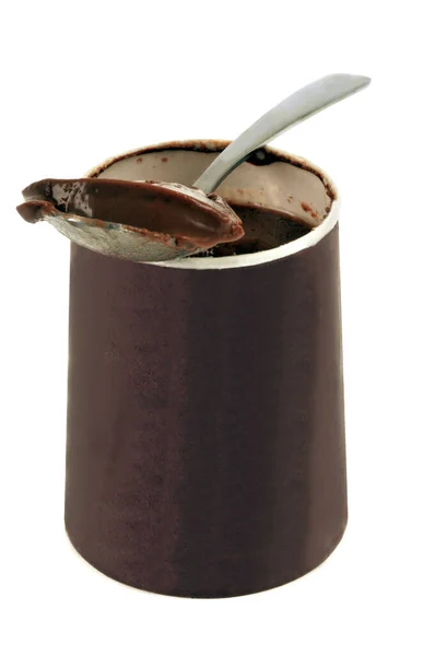 白底汤匙特写巧克力酸奶一罐 — 图库照片
