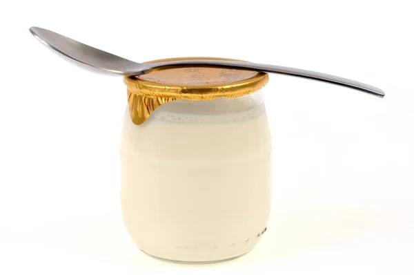 白色背景的玻璃瓶特写中的纯酸奶 — 图库照片