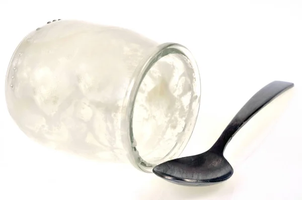 Zwykłe Jogurty Pustym Szklanym Słoiku Zbliżenie Białym Tle — Zdjęcie stockowe