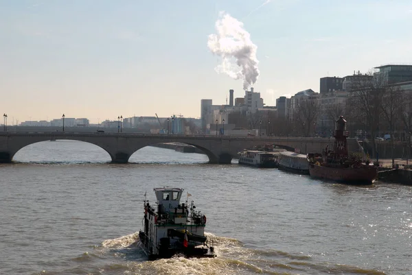 巴黎塞纳河上的河流航行 — 图库照片