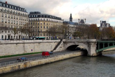 Paris 'teki Seine rıhtımı ve Notre-Dame köprüsü. 