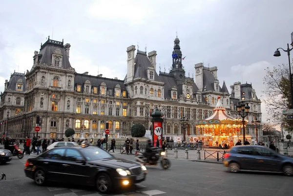 メリーゴーランドのあるパリ市庁舎 — ストック写真
