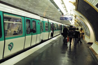 Paris 'teki metro istasyonundan ayrılan insanlar 
