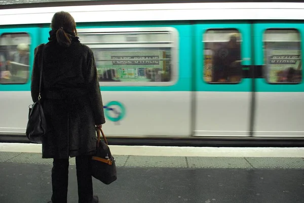 在月台上等地铁的人 — 图库照片