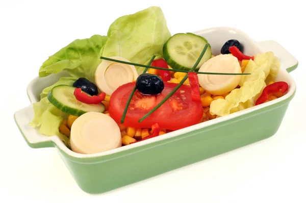 Salada Mista Servida Pequeno Prato Fundo Branco — Fotografia de Stock