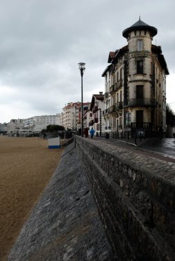 Büyük Saint-Jean de Luz plajına bakan binalar