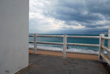Saint-Jean de Luz ve Biarritz arasında Bask sahilinde bir sahil. 