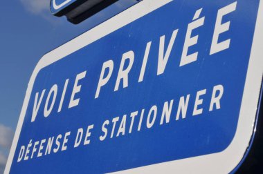 Özel bir yolu gösteren yol işareti