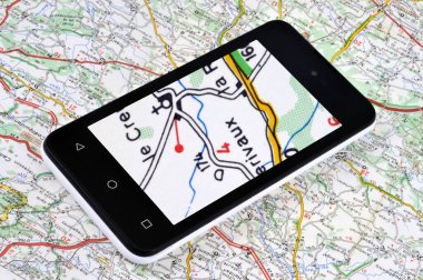 Yol haritası akıllı telefonla incelendi