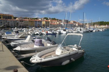Pireneler 'in doğusundaki Vendres Limanı' na demirlemiş gemiler. 