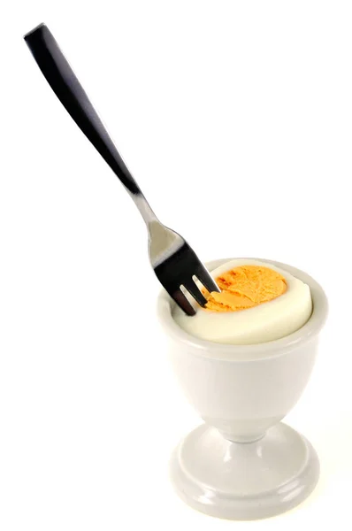 Варене Яйце Яєчній Чашці Виделкою Крупним Планом Білому Тлі — стокове фото
