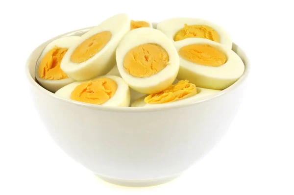 半分に半分に切ったゆで卵を白い背景にクローズアップ — ストック写真