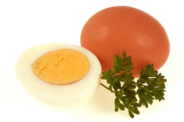 Gekookte Eieren Met Zonder Schaal Close Witte Achtergrond — Stockfoto