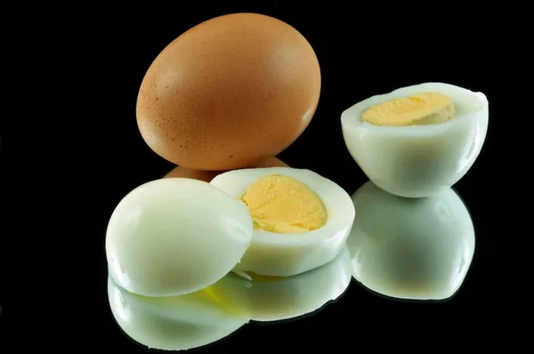 Βραστά Αυγά Και Χωρίς Κέλυφος Κοντά Μαύρο Φόντο — Φωτογραφία Αρχείου