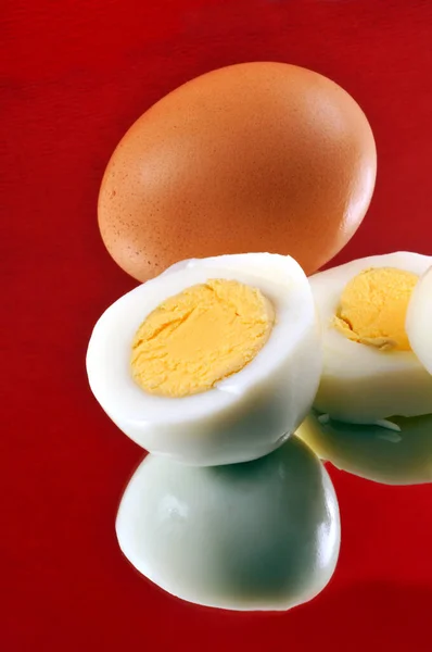 赤を背景に殻を閉じずにゆで卵 — ストック写真