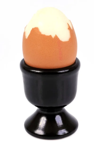 白い背景の上に卵カップの中にゆで卵 — ストック写真