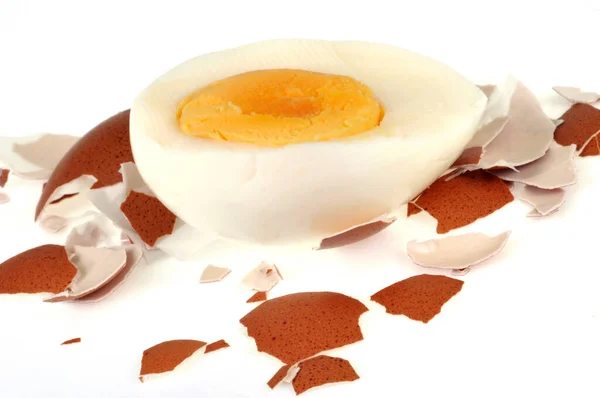 Beyaz Arka Planda Kabuk Parçaları Olan Yarı Haşlanmış Yumurta — Stok fotoğraf