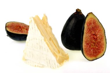 Taze incir, beyaz arka planda bir parça pasta grafiğiyle ikiye bölünmüş.