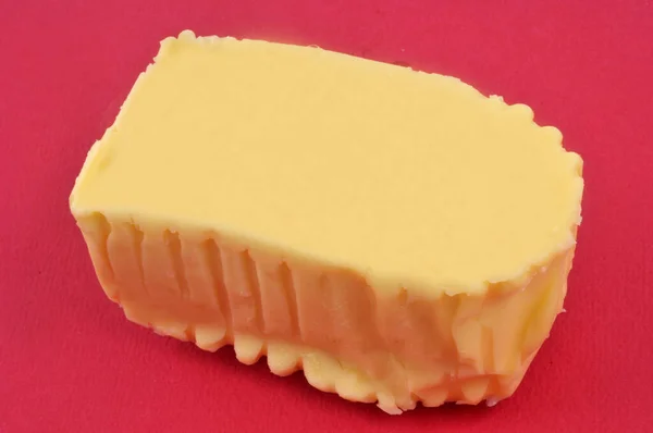 Butter Wafer Close Fundo Vermelho — Fotografia de Stock