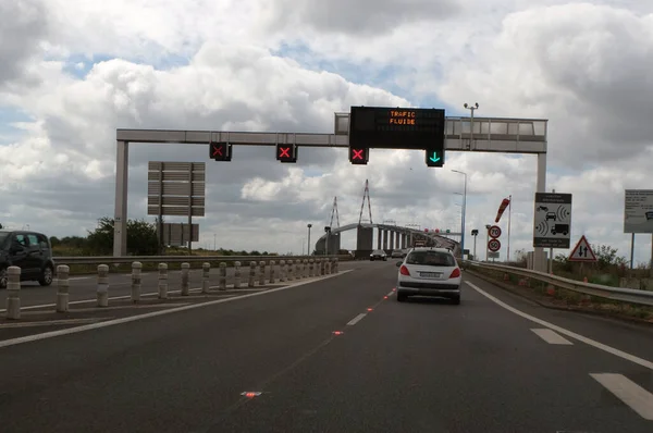 Auto Sulla Strada Che Porta Ponte Saint Nazaire Francia — Foto Stock