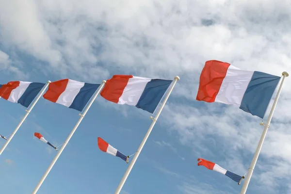 Γαλλικές Σημαίες Που Κυματίζουν Στον Άνεμο — Φωτογραφία Αρχείου