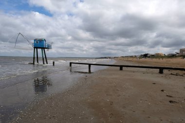 Tharon-Plage 'da Carrelet balıkçı kulübesi. 