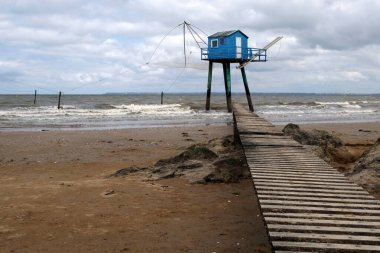 Tharon-Plage 'da Carrelet balıkçı kulübesi. 