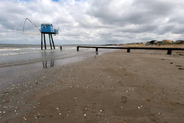 Tharon-Plage 'da Carrelet balıkçı kulübesi.