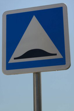 Hız tümseğini gösteren yol işareti