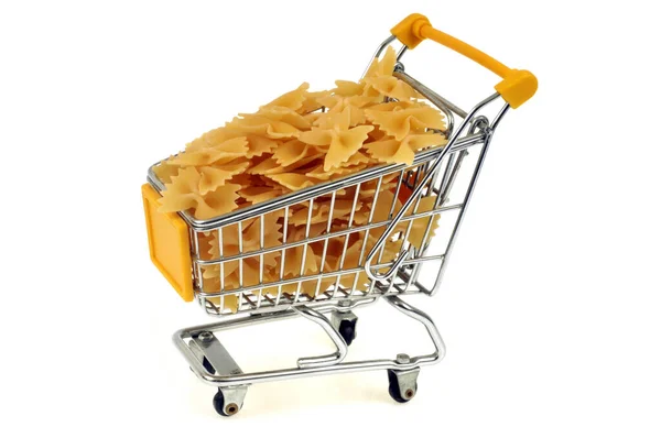 Farfalle Carrello Del Supermercato Primo Piano Sfondo Bianco — Foto Stock