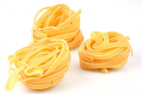 Raw Tagliatelle Close Fundo Branco — Fotografia de Stock