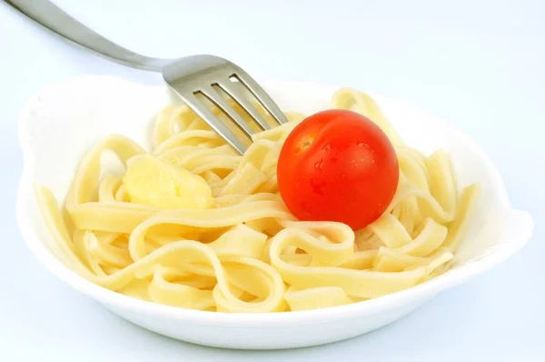 Tagliatelle Avec Une Tomate Servie Dans Une Assiette Close Sur — Photo