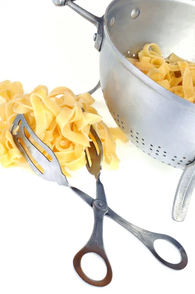 Tagliatelle Colador Con Pinzas Pasta Primer Plano Sobre Fondo Blanco —  Fotos de Stock