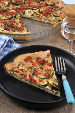 Bir tabak kabak turtası yakın planda.