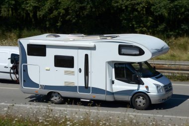 Fransa 'da tatil yolunda bir karavan
