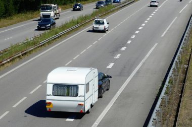 Brittany, Vannes 'da hızlı bir şekilde seyahat eden karavan.