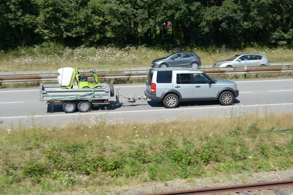 Coche Remolcando Remolque Con Una Segadora Una Autopista — Foto de Stock