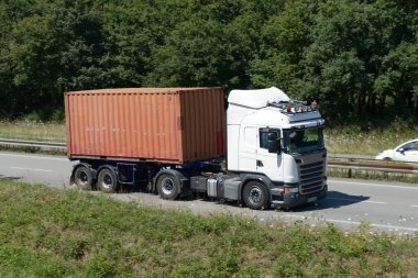 Otobanda yarı karavan sürüşü 