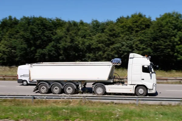 Tipper Vrachtwagen Rijden Een Snelweg Bretagne — Stockfoto