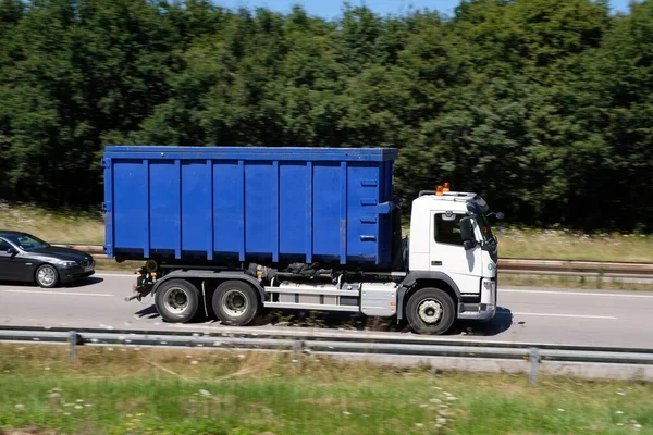 Tipper Vrachtwagen Rijden Een Snelweg Bretagne — Stockfoto