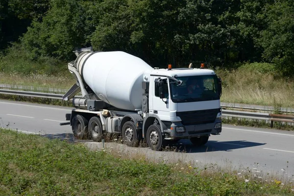 Mixer Truck Rijden Een Snelweg — Stockfoto