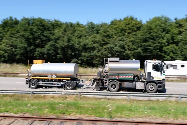 Werkwagen Rijdt Een Snelweg — Stockfoto