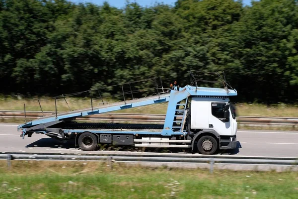 Lege Vrachtwagen Voor Het Vervoer Van Voertuigen Een Snelrijstrook — Stockfoto