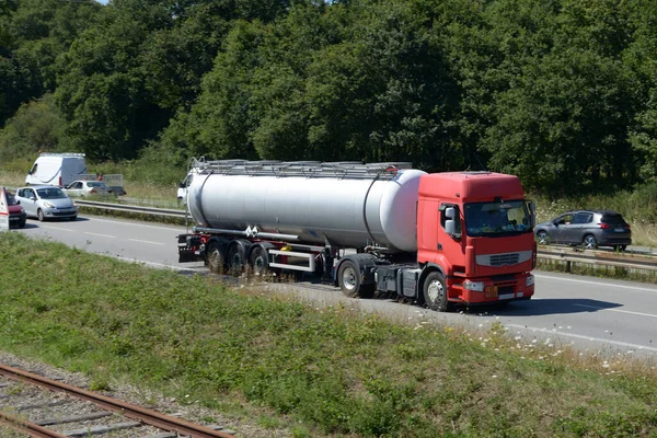 Camión Cisterna Conduciendo Una Autopista — Foto de Stock