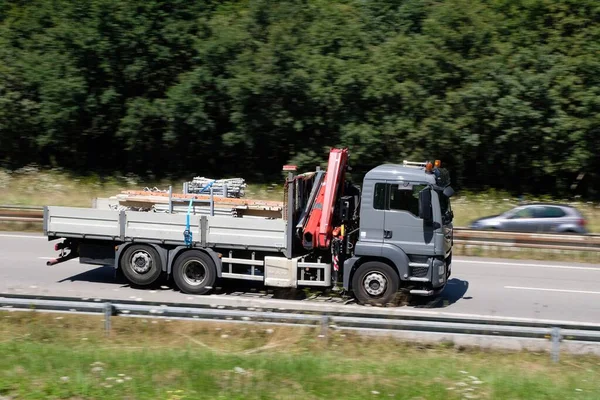 Camión Trabajo Conduciendo Una Autopista —  Fotos de Stock