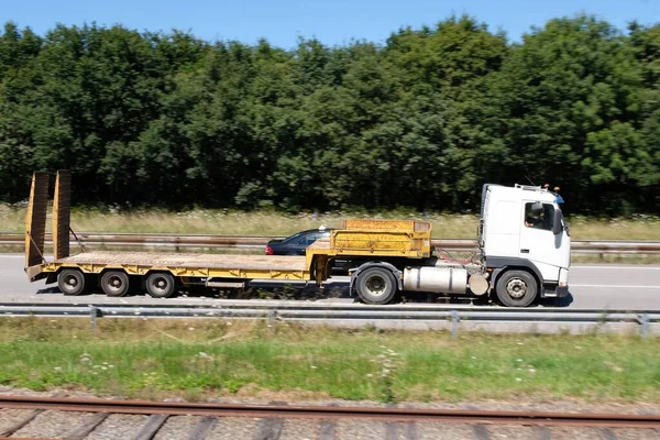 Semi Aanhanger Die Een Snelweg Rijdt — Stockfoto