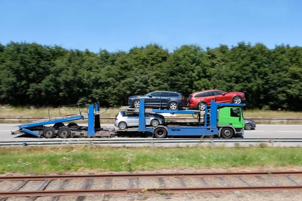 Vrachtwagen Met Auto Die Een Snelweg Rijden — Stockfoto